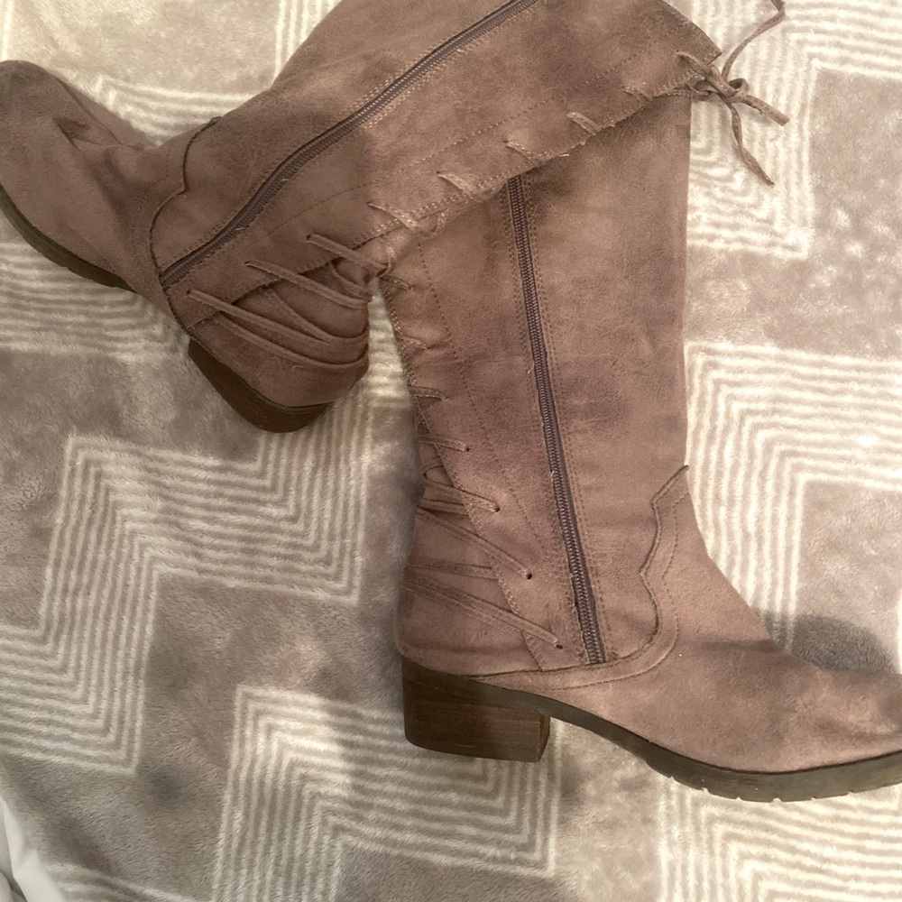 Size 6 Women’s Gray leather boots